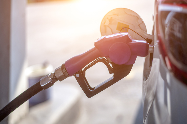 ※ガソリンスタンド：原油安によるガソリンや電力の値下がりは家計を助ける