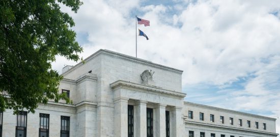 米国市場で楽観論が後退 FRB高官「インフレ対策を優先」