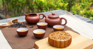 ※中国茶と月餅。伝統的な中秋節の様子