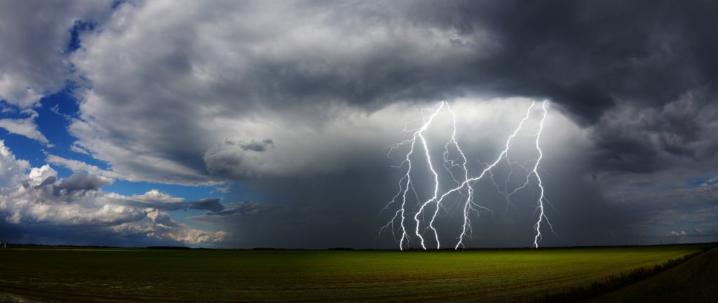 嵐_A thunderstorm during the daytime dumping heavy rain and lots of lightning.