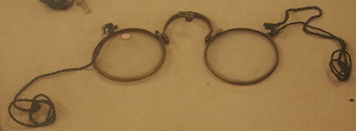 ひも付き鉄製眼鏡